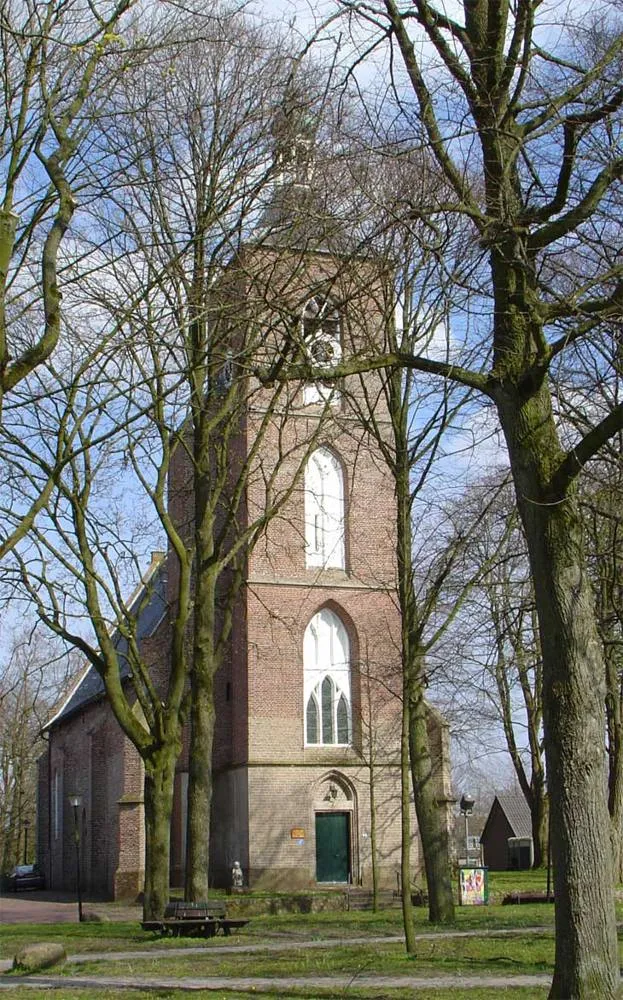 Ruinen: Kerk op brink van Ruinen